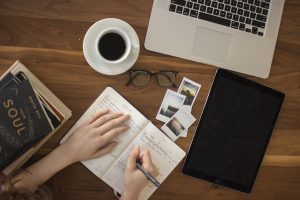 Kimi K3 vs Claude Sonnet: Ai Viết Long-Form Content Tốt Hơn Cho Blog 2025?