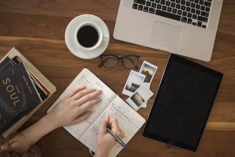 Kimi K3 vs Claude Sonnet: Ai Viết Long-Form Content Tốt Hơn Cho Blog 2025?