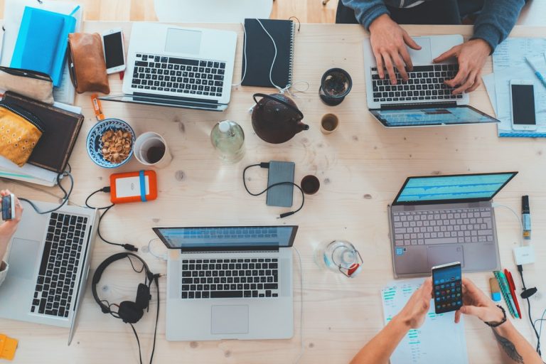 DeepSeek R2 Cho Startup: Xây Dựng AI Product Với Chi Phí Tối Thiểu Nhất